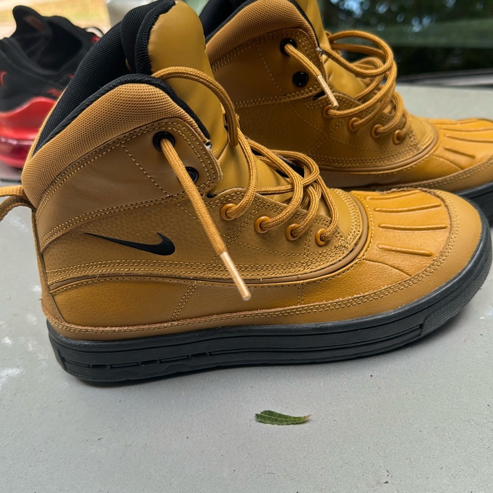 Nike  woodside boots wheat color Boys 4.5/ size